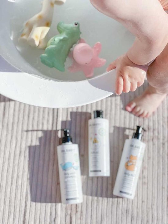 Oh, Baby! Gevulde Toilettas (3*250ml)| Natuurlijk, biologisch & vegan voor baby's en kinderen - Body Wash & Shampoo + Badolie + Lichaamsmelk + Gratis Toilettasje van Naïf — afbeelding 4
