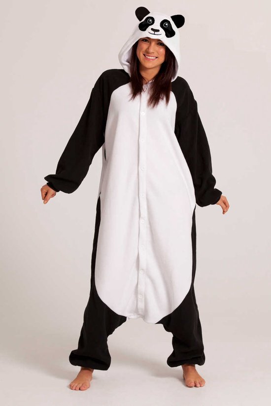 Femme portant une combinaison panda noire et blanche, fermeture boutonnée sur le devant.