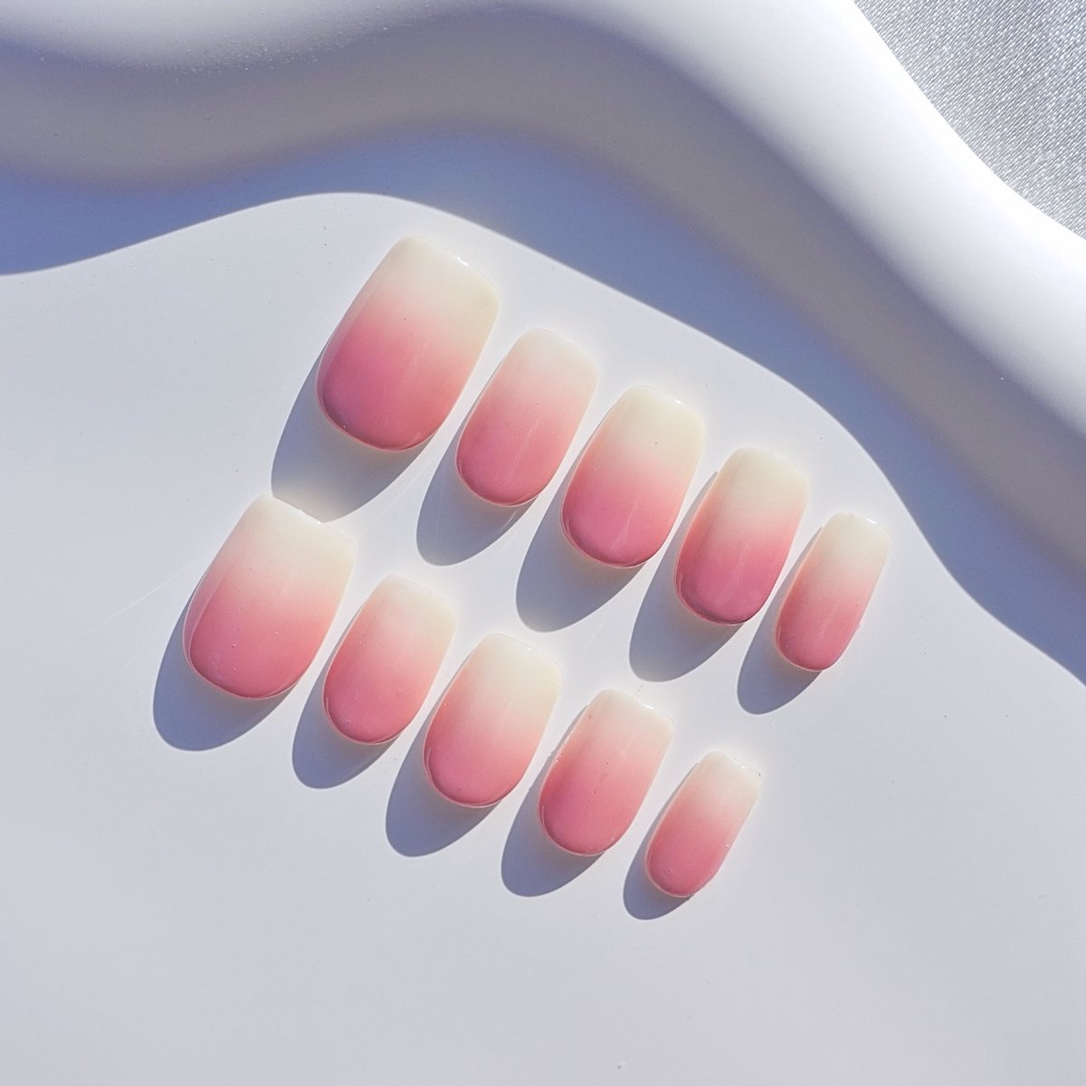 Goedkoopste Press On Nails - Handgemaakte Press On Nagels - Roze en Witte Ombre Korte Vierkante Nagels - Serene Blush - Maat S