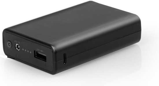 Zwarte powerbank met USB-uitgang en indicatorlampjes.