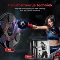 Collage van een boksmachine met zes verlichte pads en een vrouw die bokst met rode bokshandschoenen. Een inzet toont de vrouw tijdens een training.