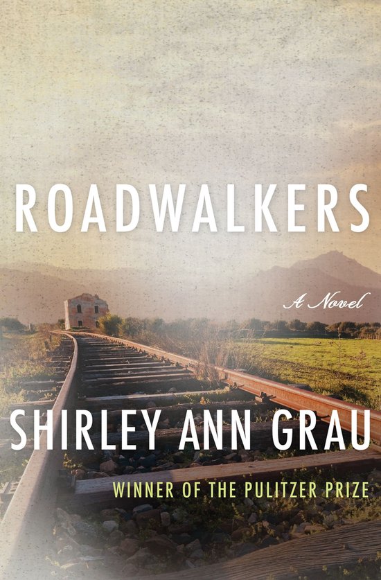 Couverture du livre Roadwalkers de Shirley Ann Grau montrant une voie ferrée isolée, une maison abandonnée et des montagnes.