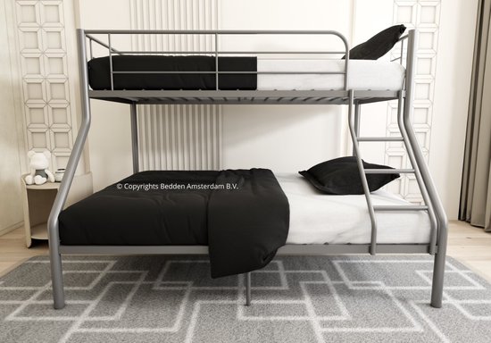 Grijs metalen triobed met zwarte en witte bedden, 90x200 boven en 140x200 onder.