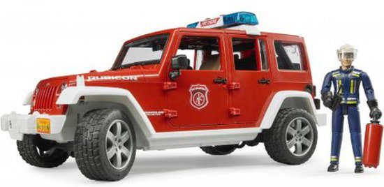 Rode brandweerauto Jeep Wrangler met blauwe zwaailampen en een brandweerman met brandblusser.