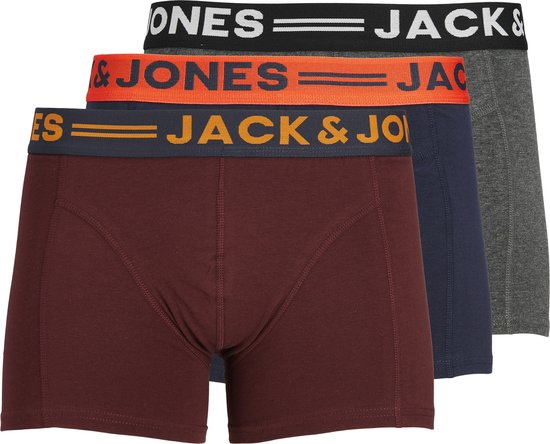 Drie boxershorts: bordeauxrood, donkerblauw en grijs, met bijpassende merkbanden.