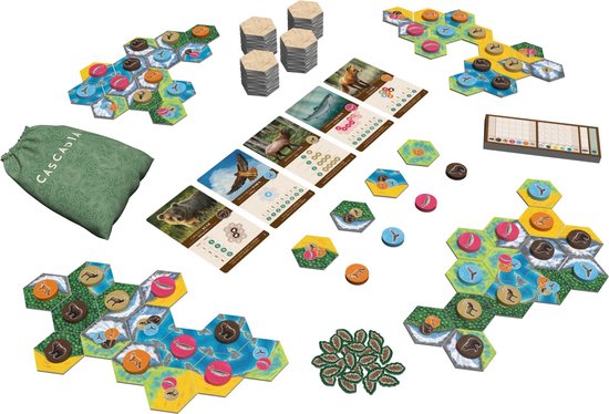 Zes verschillende hex-tegels, kaartjes met dieren, spelcomponenten en een scorebord op een witte achtergrond.