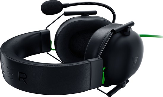 Zwarte gaming headset met groene accenten, microfoon en Razer-logo.