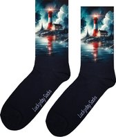 Vuurtoren - Opkikker - Grappige sokken - Valentijn cadeau - Verjaardag cadeau - Kerst cadeau - Grappige sokken - Leuke sokken - Vrolijke sokken - Kerst sokken - Licht - Zee - Storm - Huis - Vaderdag - Moederdag - Socks maken Happy - 37-44