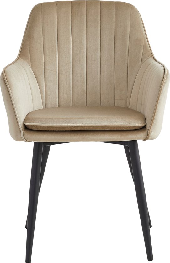 Chaise de salle à manger en velours beige avec accoudoirs et côtes verticales, debout sur des pieds noirs.