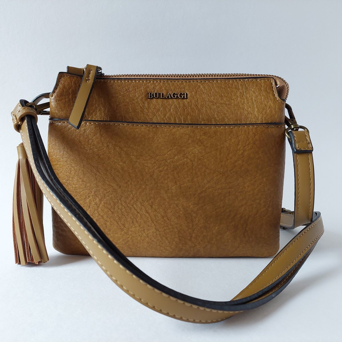 BULAGGI CROSSBODY tas "Rusty" - oker kleur - stoer - handig - diervriendelijk - sier kwastje - VEGAN