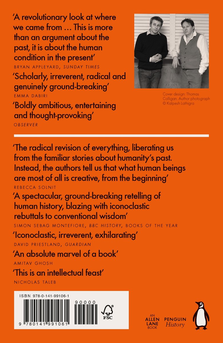 Achterkant van het boek "The Dawn of Everything", met citaten, een foto van de auteurs en een streepjescode.