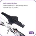 Een zwart fietsspatbord gemonteerd onder het zadel van een witte racefiets.