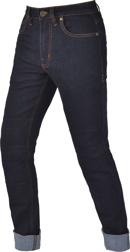 Jean bleu foncé avec coutures orange et bas de jambe retroussés.