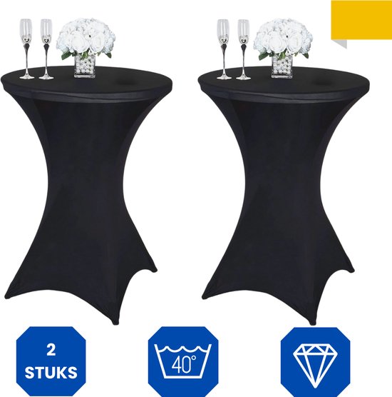 Twee zwarte statafelrokken met glazen en witte bloemen.