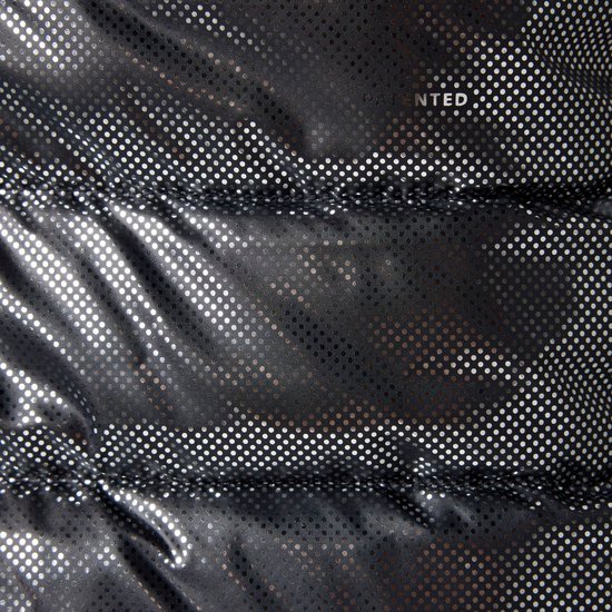 Detailopname van zilveren reflecterende voering met stippenpatroon in Columbia jas.