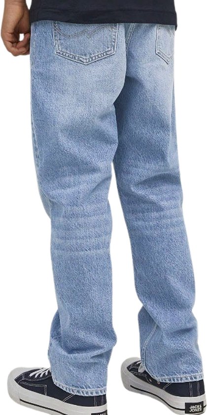 Lichtblauwe jeans, achterkant met twee zakken. Model draagt donkere sneakers.