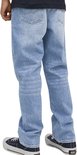 Lichtblauwe jeans, achterkant met twee zakken. Model draagt donkere sneakers.
