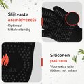 Zwarte handschoenen met siliconen noppen voor extra grip, gemaakt van slijtvaste aramidevezels.