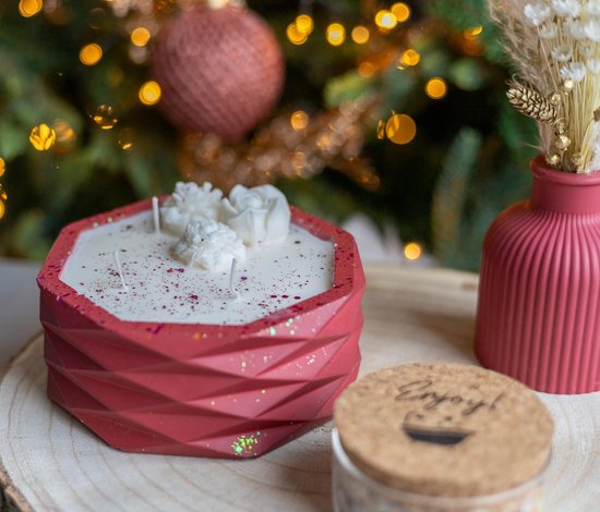 Octagon Kaarsenhouder - Wijn Rood - Handgemaakt van Duurzaam Jesmonite met Sojawaskaars, Glittereffect en Decoratieve Bloempjes – Luxe en Milieuvriendelijke Decoratie voor Huis, Cadeau, Kerst, Oudjaar, Nieuwjaar, Verjaardagen of Housewarming