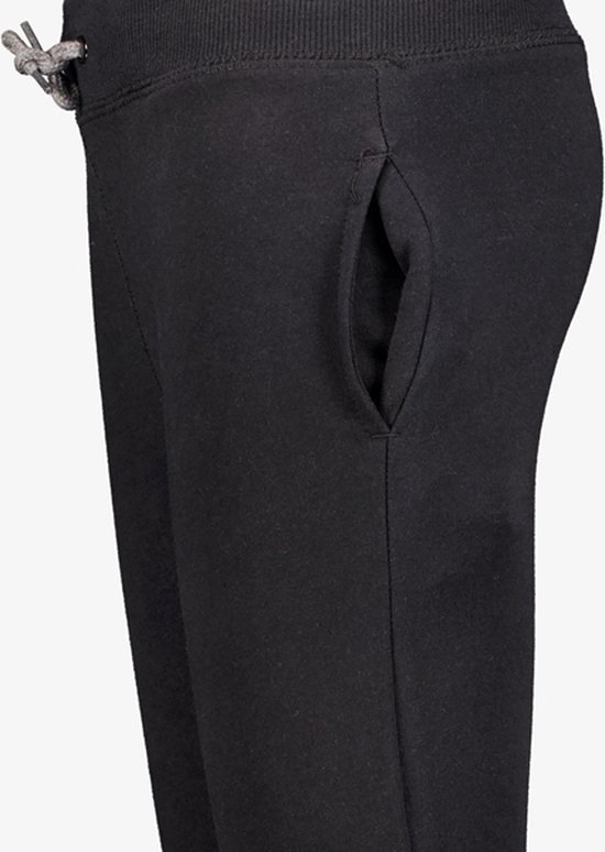 Detail van de steekzak van een zwarte joggingbroek