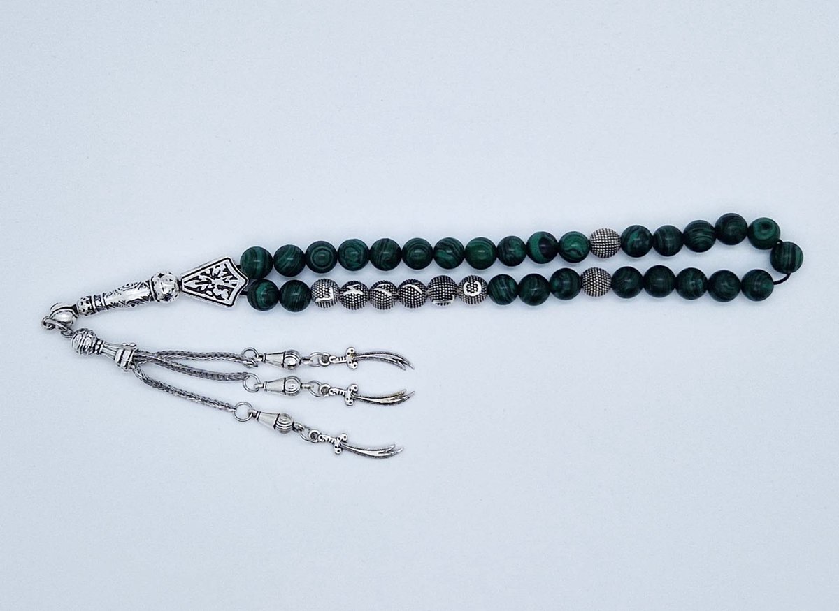Handgemaakte naam tasbih 33 Kralen Natuursteen “Malachiet” - met metaal tassel “Zwaarden"- Met je naam of de naam van uw geliefde- 8 mm diameter van de korrel