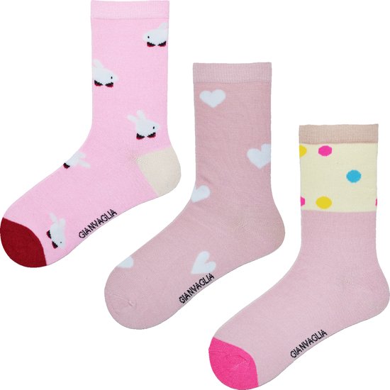 Drie paar kindersokken in roze. Patronen met konijntjes, hartjes en stippen. Gianvaglia.