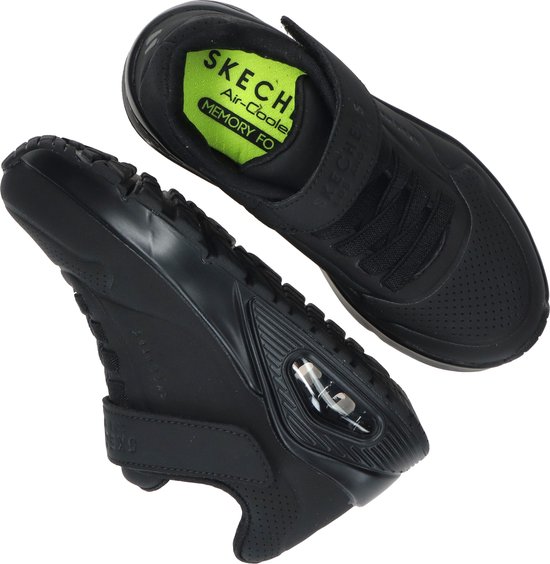 Binnenkant en zijkant van twee zwarte Skechers sneakers, met limegroene binnenzool met Air-Cooled Memory Foam.