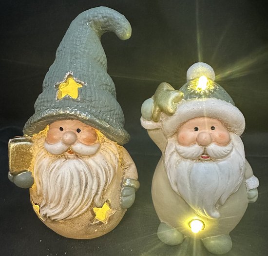 Figurines de Noël Pères Noël avec LED - Set de 2 pièces - avec chapeaux + cadeau + étoile - LED blanc chaud - multicolore + or et vert - céramique - hauteur 15 x 9 x 6 cm & 11 x 9 x 5 cm - Décoration de Noël - Accessoires de maison