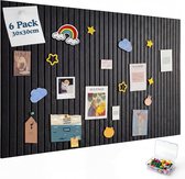 Zwart prikbord van 30x30cm, versierd met foto's, notities en decoraties.