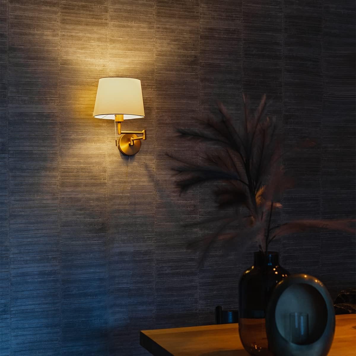 Moderna wandlamp brons met witte stoffen kap en verstelbare arm - hoogte 35 cm, diameter 25 cm, E27 fitting, max 40 watt, geschikt voor LED, dimbaar
