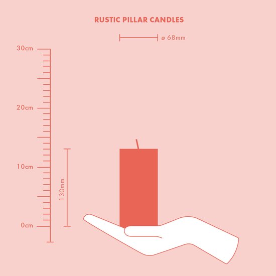 Illustratie van een rode rustieke kaars van 13cm hoog en 6.8cm breed, gehouden in een hand.