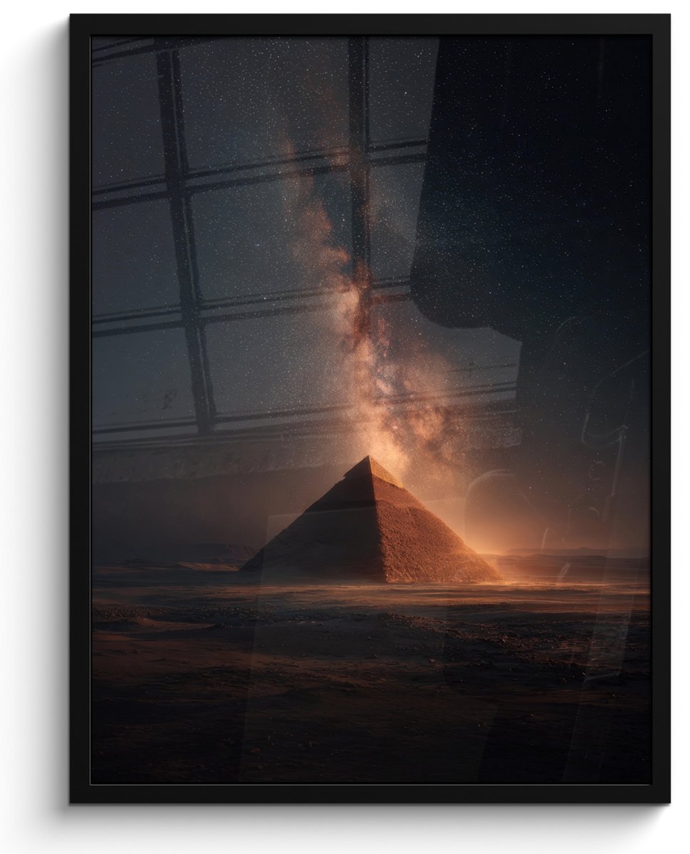 FrameYourWall Poster in lijst - Fotolijst 50x70 cm - Posters - Piramide - Woestijn - Licht - Posterlijst zwart - Decoratie - Wanddecoratie woonkamer - Muurdecoratie slaapkamer Piramide - Sterren