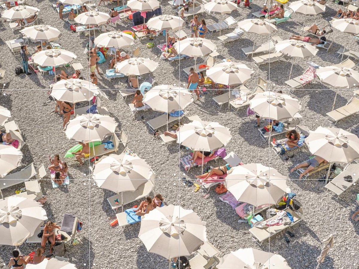 IXXI Amalfi Beach Umbrellas, Henrike Schenk - 80 x 60 cm - Gratis ophangtool - Grote wanddecoratie en posters - Fotografie, Slaapkamer, Woonkamer