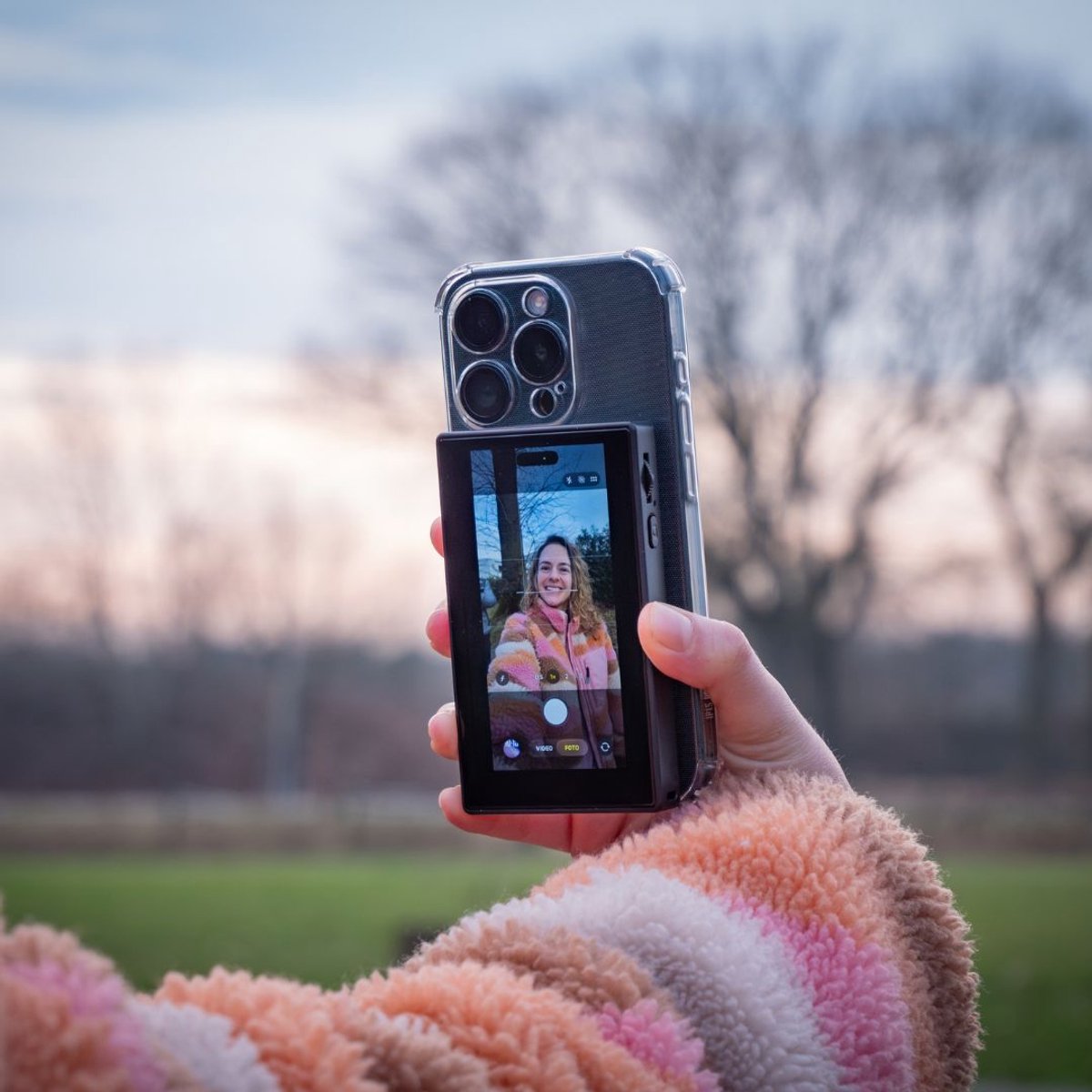 MOJOGEAR VS4 Pantalla táctil Selfie Vlog Monitor – Pantalla externa para cámara trasera Smartphone – WiFi Screen Mirroring – Incluye mando a distancia Bluetooth y soporte magnético – Negro