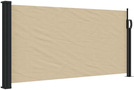 Uittrekbaar beige windscherm met zwarte palen.