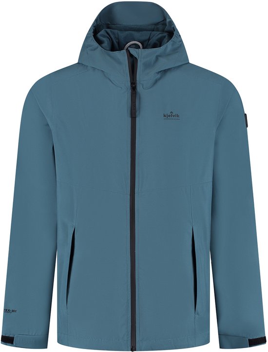 Blauwe outdoorjas met rits, capuchon en logo op de borst, staand model.