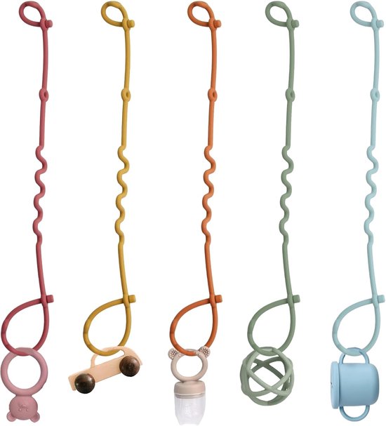 Vijf silicone bandjes met accessoires: beer, autootje, fopspeenhouder, bal en bekerhouder in pastelkleuren.