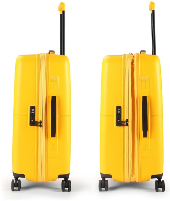 Twee gouden gele American Tourister koffers, de ene gesloten, de andere open.