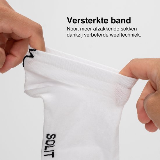 Witte sok met versterkte band, uitgerekt door handen.