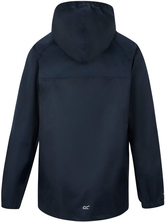 Achterkant van een donkerblauwe regenjas met capuchon.