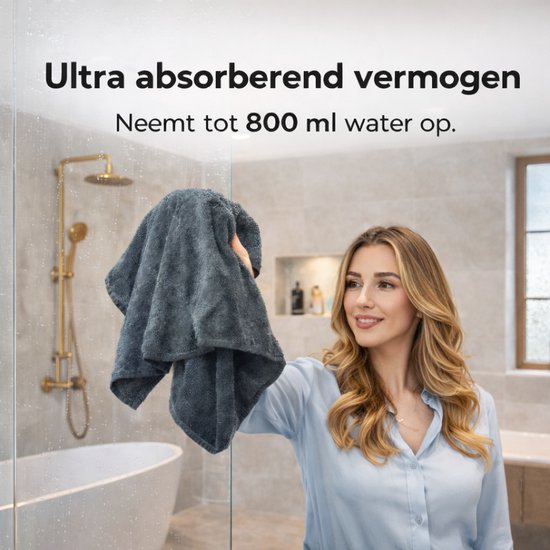 Femme en chemisier bleu clair nettoyant une paroi de douche vitrée avec une lingette microfibre gris foncé.