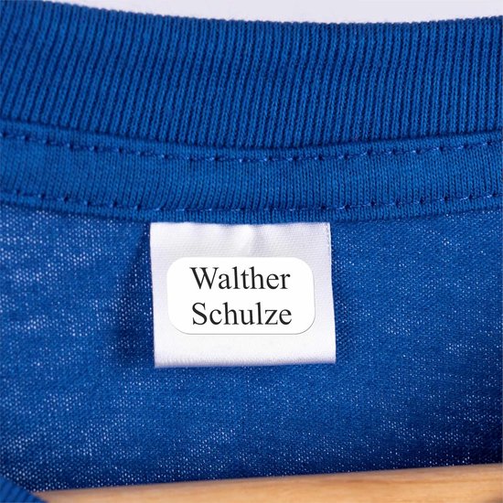 Detail van een blauw shirt met waslabel waarop 'Walther Schulze' staat.