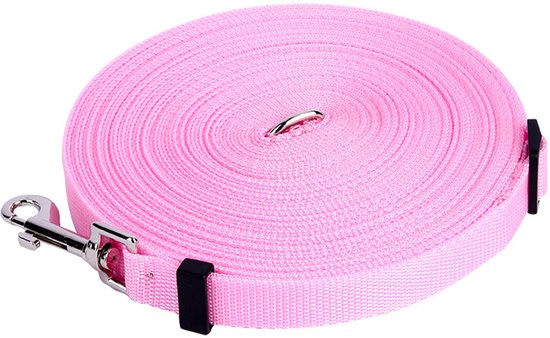 Opgerolde roze hondenriem met zilveren clip en metalen ring.