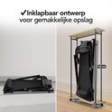 Zwarte, inklapbare loopband in twee posities: plat op de vloer en rechtopstaand in een opbergrek.