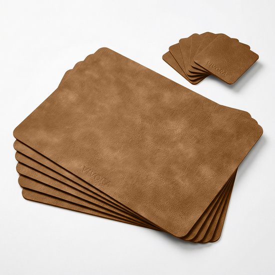 Pile de sets de table et de sous-verres marron avec logo gravé.