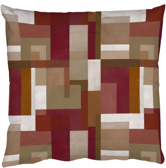 Coussin à motif géométrique dans des tons de rouge, brun et beige, isolé sur fond blanc.