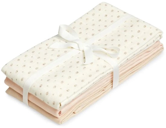 Een set van drie hydrofiele doeken met een subtiele, beige bloemenprint en effen pastelroze zijkanten, samengebonden met een wit lint.