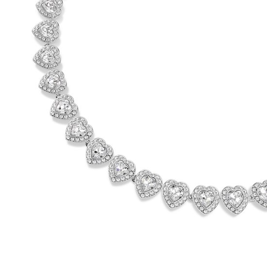 Zilverkleurige ketting met hartvormige kristallen.