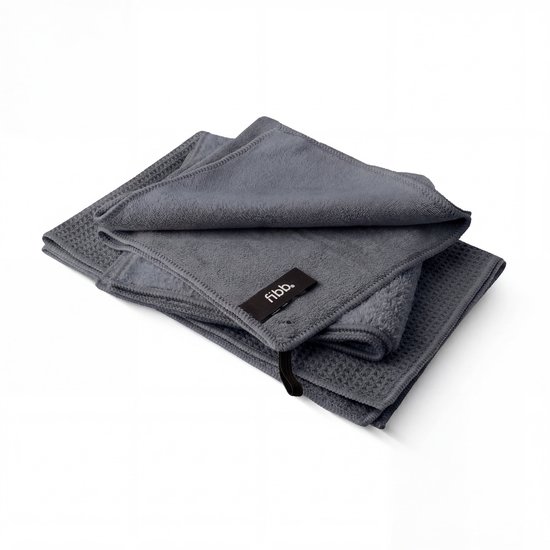 Une pile de trois chiffons en microfibre gris foncé, avec une étiquette fibb. sur le côté.