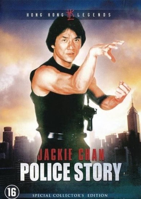 Jackie Chan in POLICE STORY, met een vuurwapen op zijn heup. Stadsgezicht op de achtergrond.